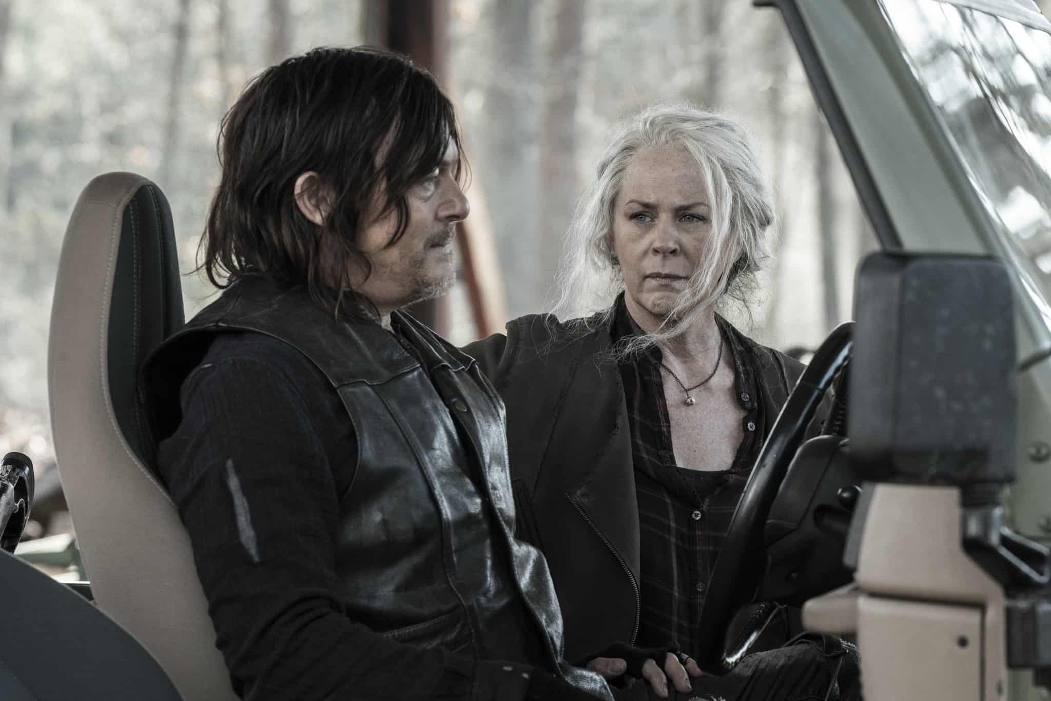 Daryl (Norman Reedus) y Carol (Melissa McBride) en The Walking Dead 11x21 Outpost 22