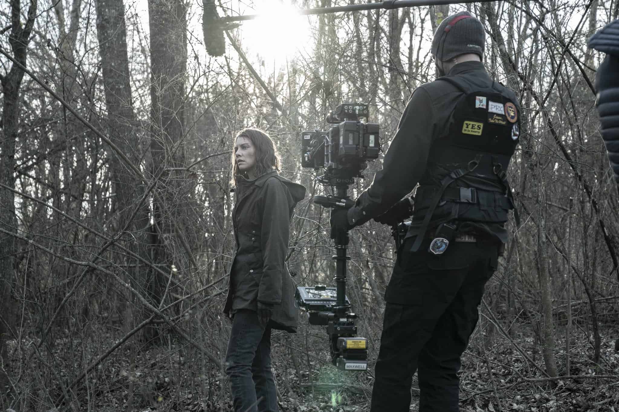 Lauren Cohan como Maggie Rhee grabando una escena de The Walking Dead 11x21 Outpost 22