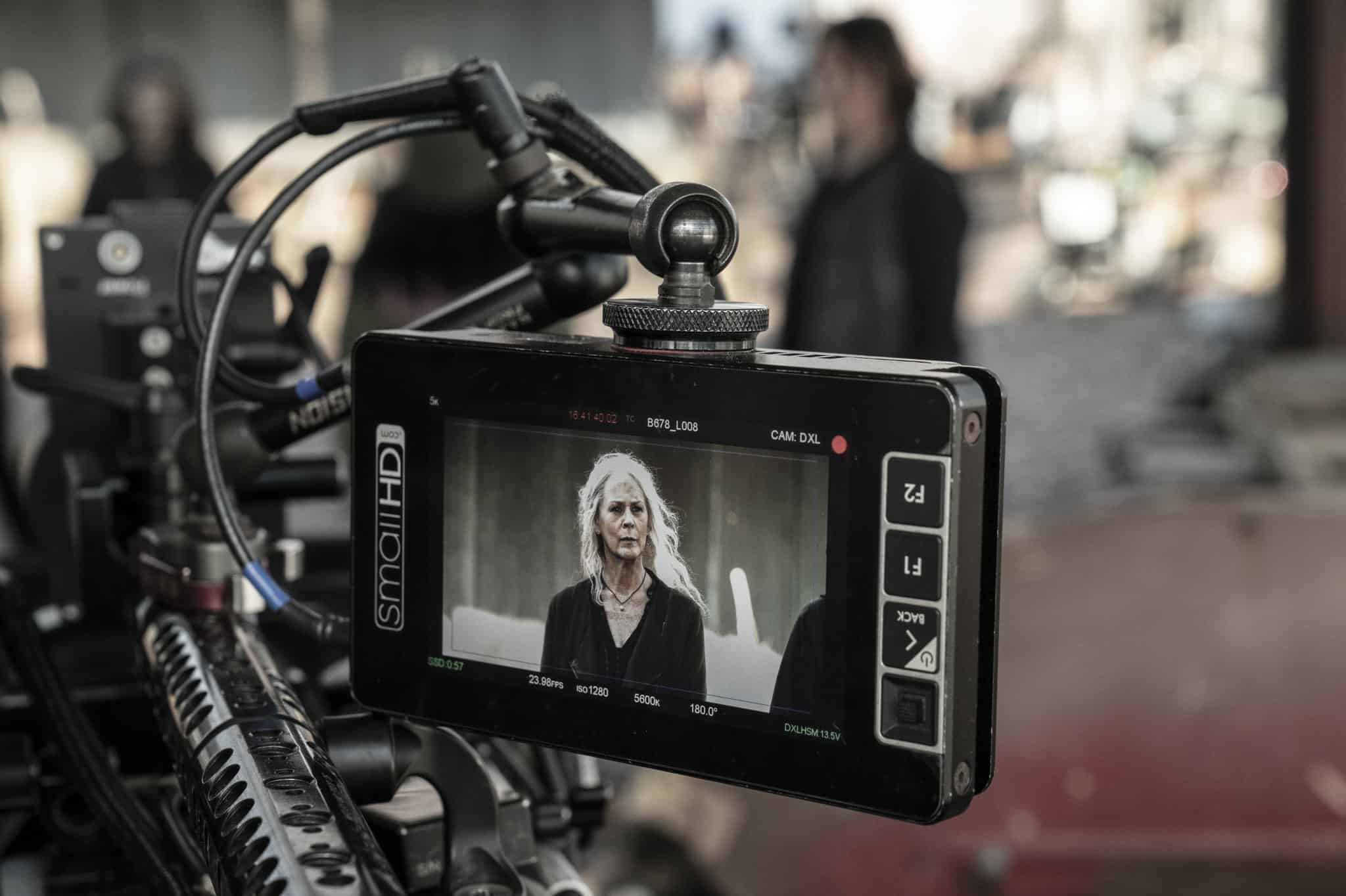 Melissa McBride como Carol grabando una escena de The Walking Dead 11x21 Outpost 22