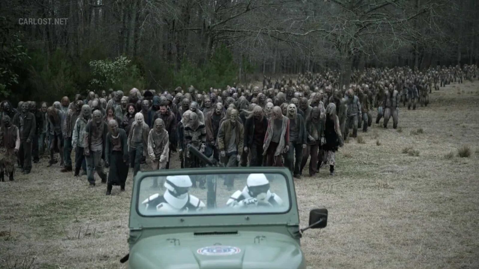 Soldados de la Commonwealth atrayendo caminantes en TWD 11x23