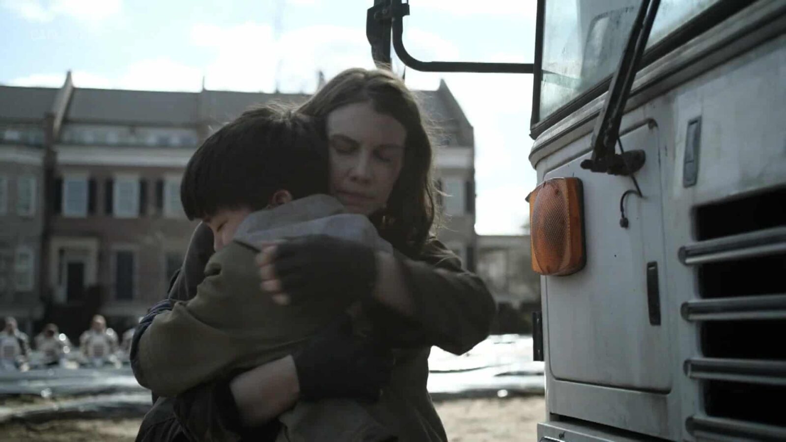 Maggie abrazando a su hijo Hershel Rhee en TWD 11x23 Familia