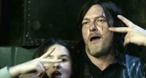 Cailey Fleming (Judith) y Norman Reedus (Daryl) en los bloopers de The Walking Dead