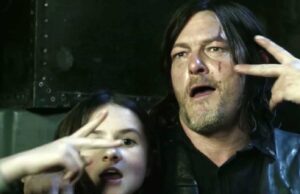 Cailey Fleming (Judith) y Norman Reedus (Daryl) en los bloopers de The Walking Dead