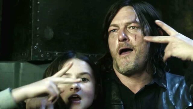 Cailey Fleming (Judith) y Norman Reedus (Daryl) en los bloopers de The Walking Dead