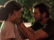 Nico Parker como Sarah y Pedro Pascal como Joel en The Last of Us 1x01