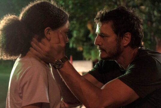 Nico Parker como Sarah y Pedro Pascal como Joel en The Last of Us 1x01