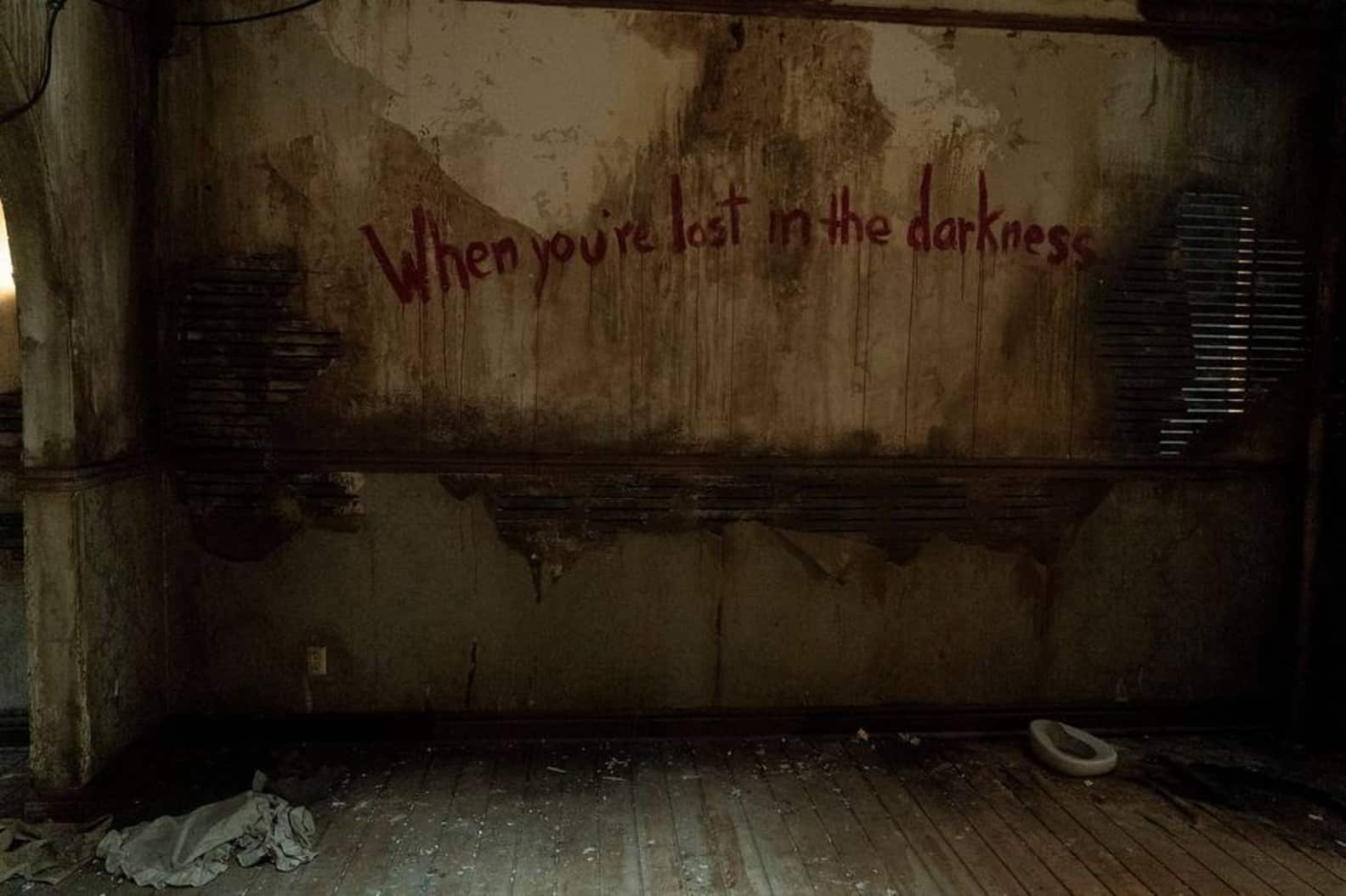 Mural que dice When you're lost in the darkness (Cuando estés perdido en la oscuridad) en The Last of Us 1x01