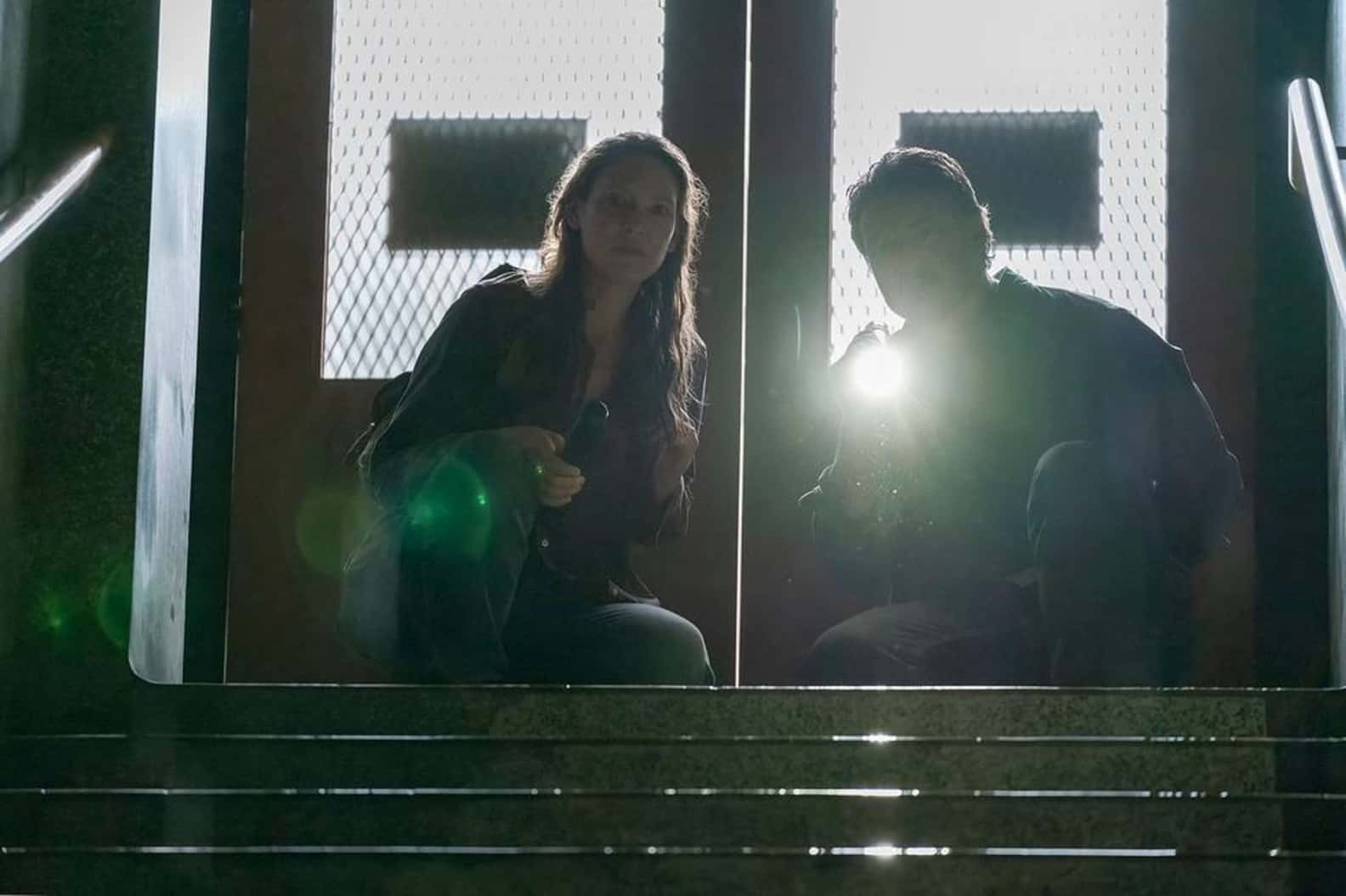 Anna Torv como Tess y Pedro Pascal como Joel en The Last of Us 1x01