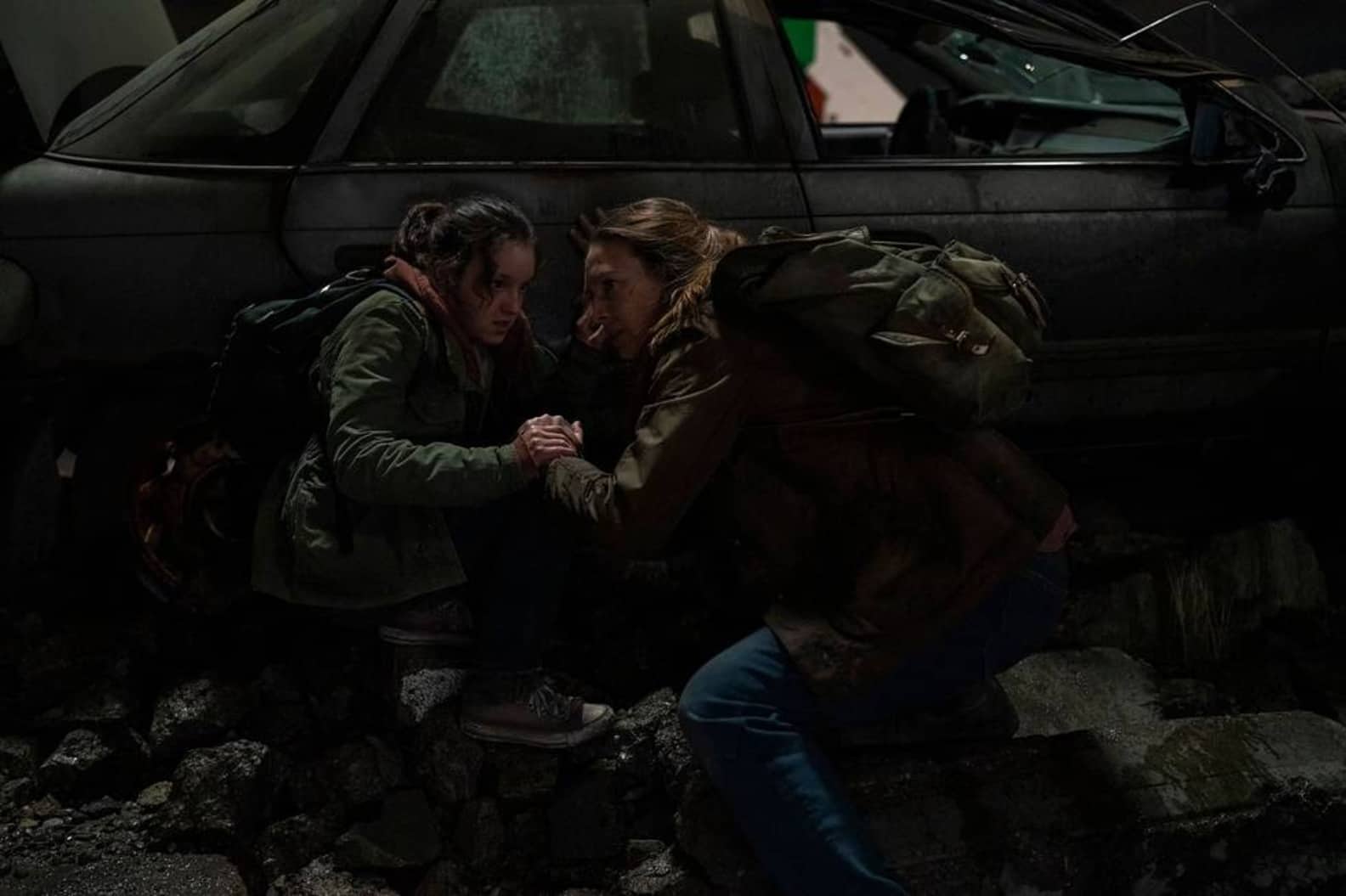 Bella Ramsey como Ellie y Anna Torv como Tess en The Last of Us 1x01