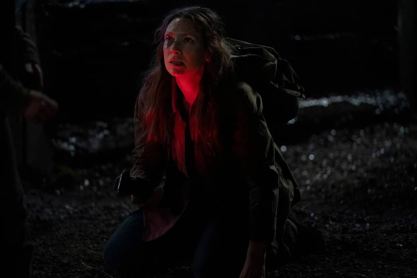 Anna Torv como Tess en The Last of Us 1x02