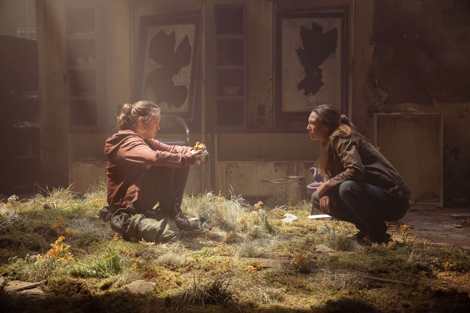 Bella Ramsey como Ellie y Anna Torv como Tess en The Last of Us 1x02