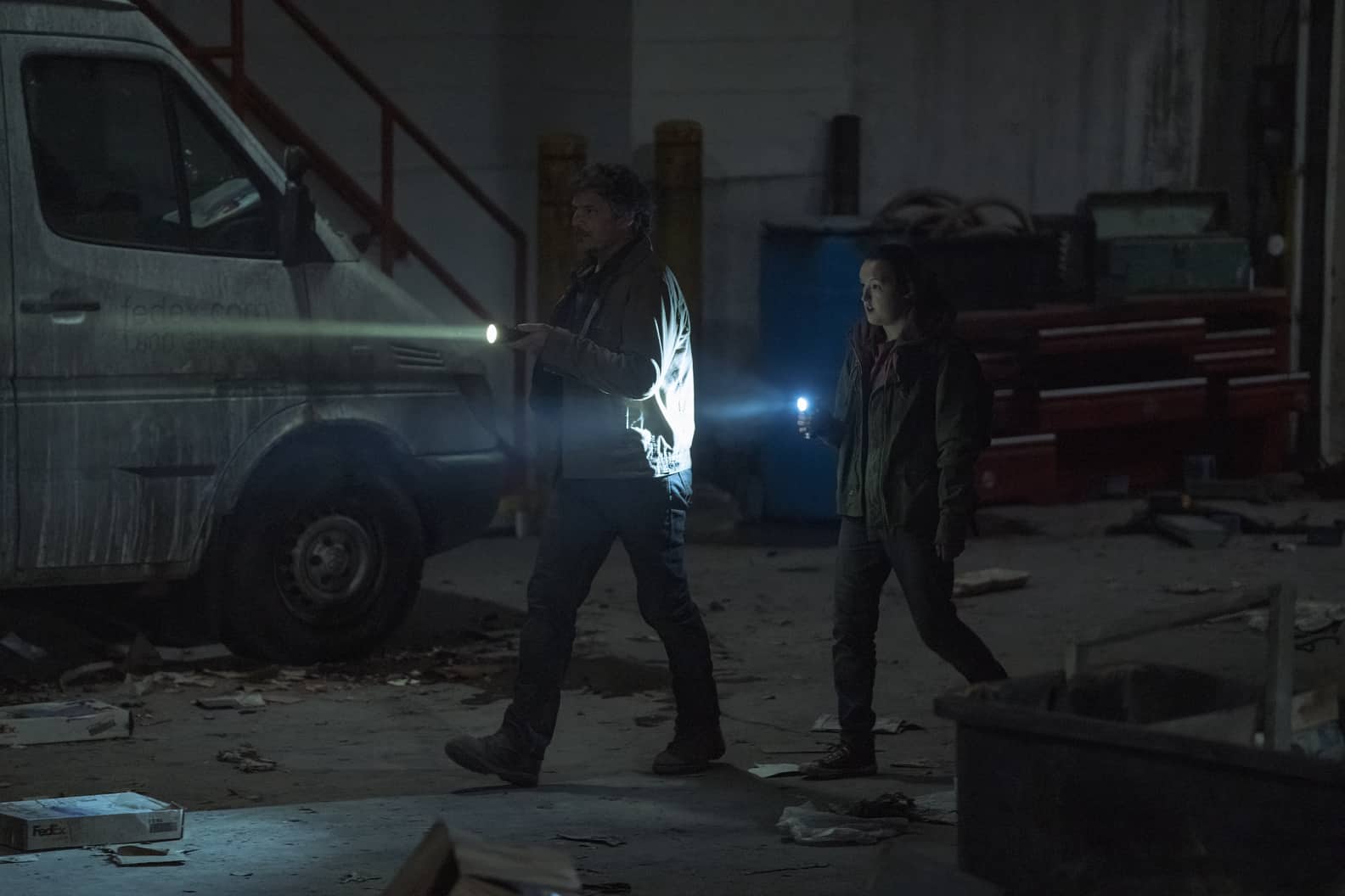 Pedro Pascal como Joel y Bella Ramsey como Ellie en The Last of Us 1x04