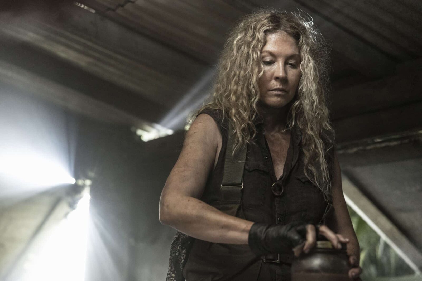 Jenna Elfman como June Dorie en Fear The Walking Dead 8x02