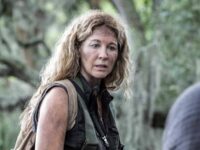 Jenna Elfman como June Dorie en Fear The Walking Dead 8x02