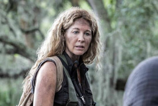 Jenna Elfman como June Dorie en Fear The Walking Dead 8x02