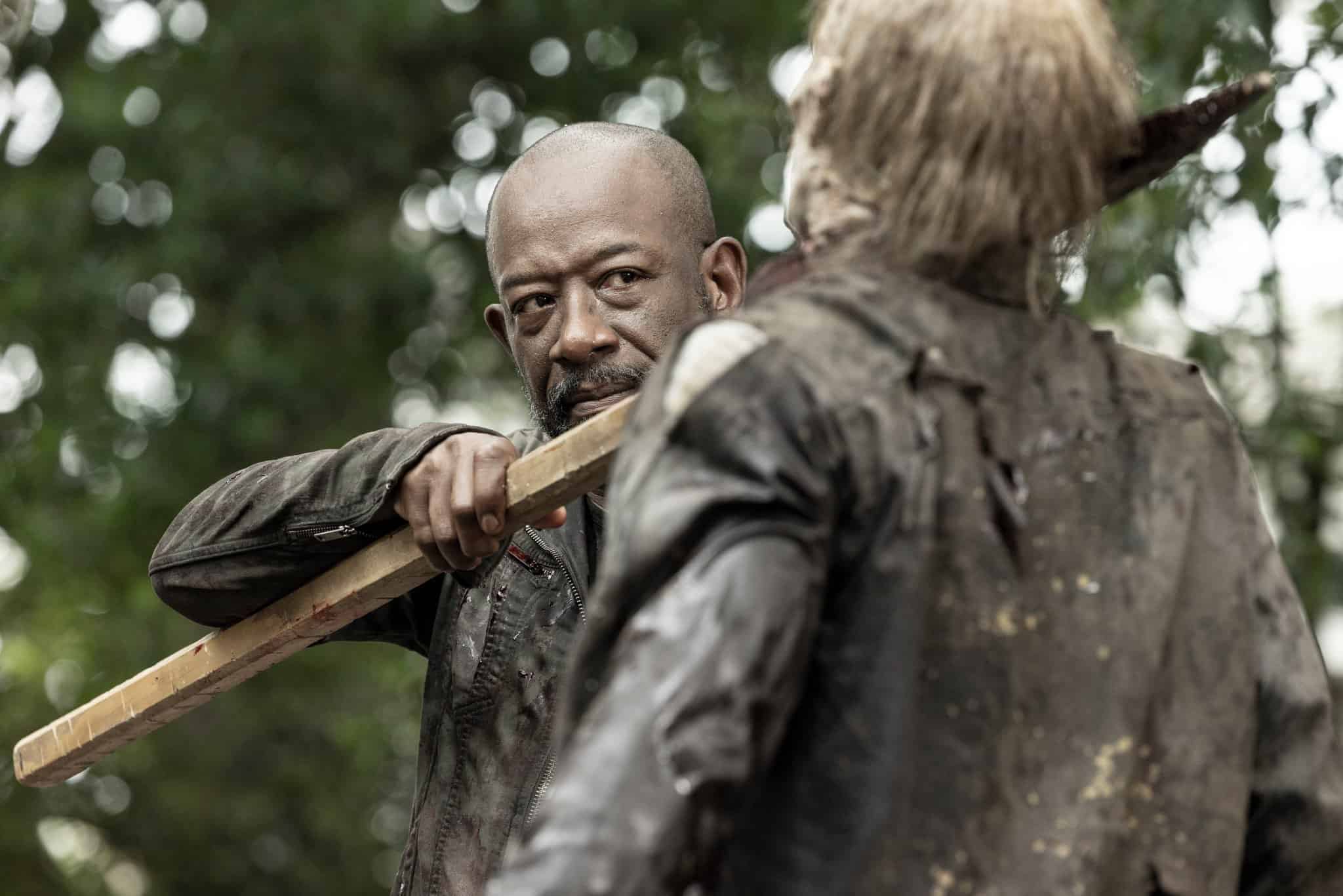 Lennie James como Morgan Jones matando un caminante en Fear the Walking Dead 8x04