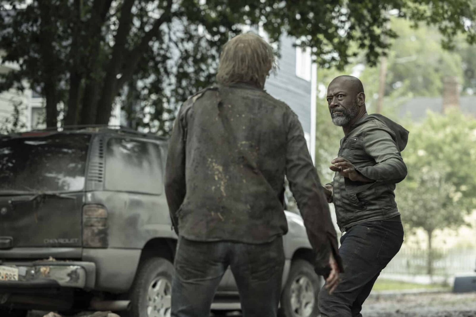 Lennie James como Morgan Jones enfrentando un caminante en Fear the Walking Dead 8x04