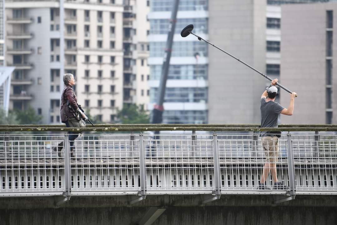 Melissa McBride grabando The Walking Dead: Daryl Dixon, en La Défense, Paris - Francia.