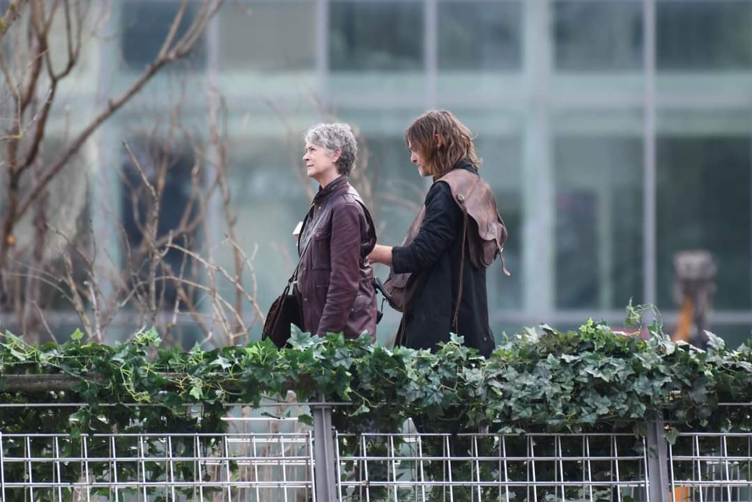 Melissa McBride como Carol y Norman Reedus como Daryl en el set de The Walking Dead: Daryl Dixon, en La Défense, Paris - Francia.