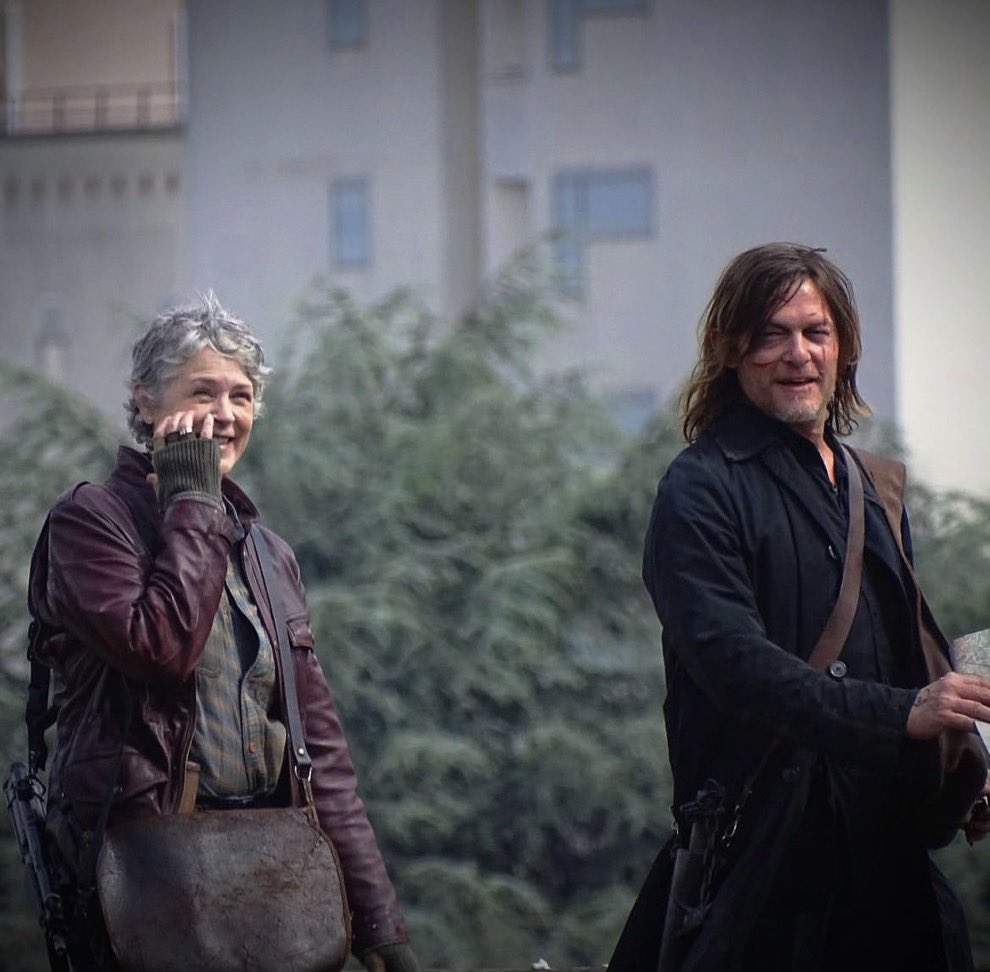 Melissa McBride y Norman Reedus en el set de The Walking Dead: Daryl Dixon, en La Défense, Paris - Francia.
