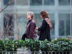 Melissa McBride y Norman Reedus en el set de The Walking Dead: Daryl Dixon, en Paris, Francia.