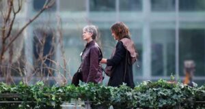 Melissa McBride y Norman Reedus en el set de The Walking Dead: Daryl Dixon, en Paris, Francia.