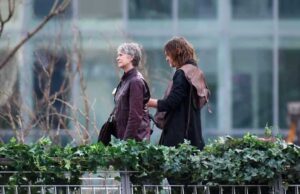 Melissa McBride y Norman Reedus en el set de The Walking Dead: Daryl Dixon, en Paris, Francia.