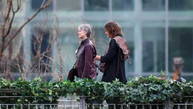 Melissa McBride y Norman Reedus en el set de The Walking Dead: Daryl Dixon, en Paris, Francia.