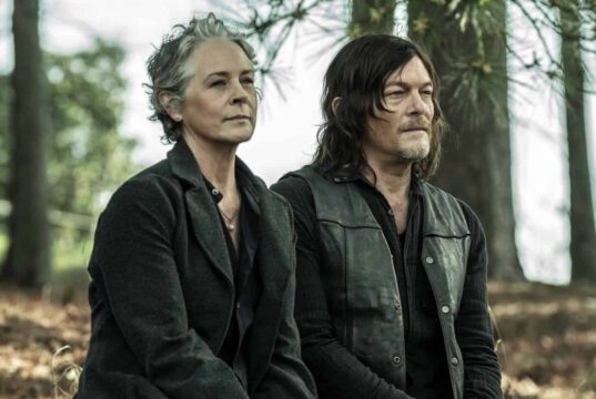 Melissa McBride como Carol y Norman Reedus como Daryl Dixon en el final de The Walking Dead