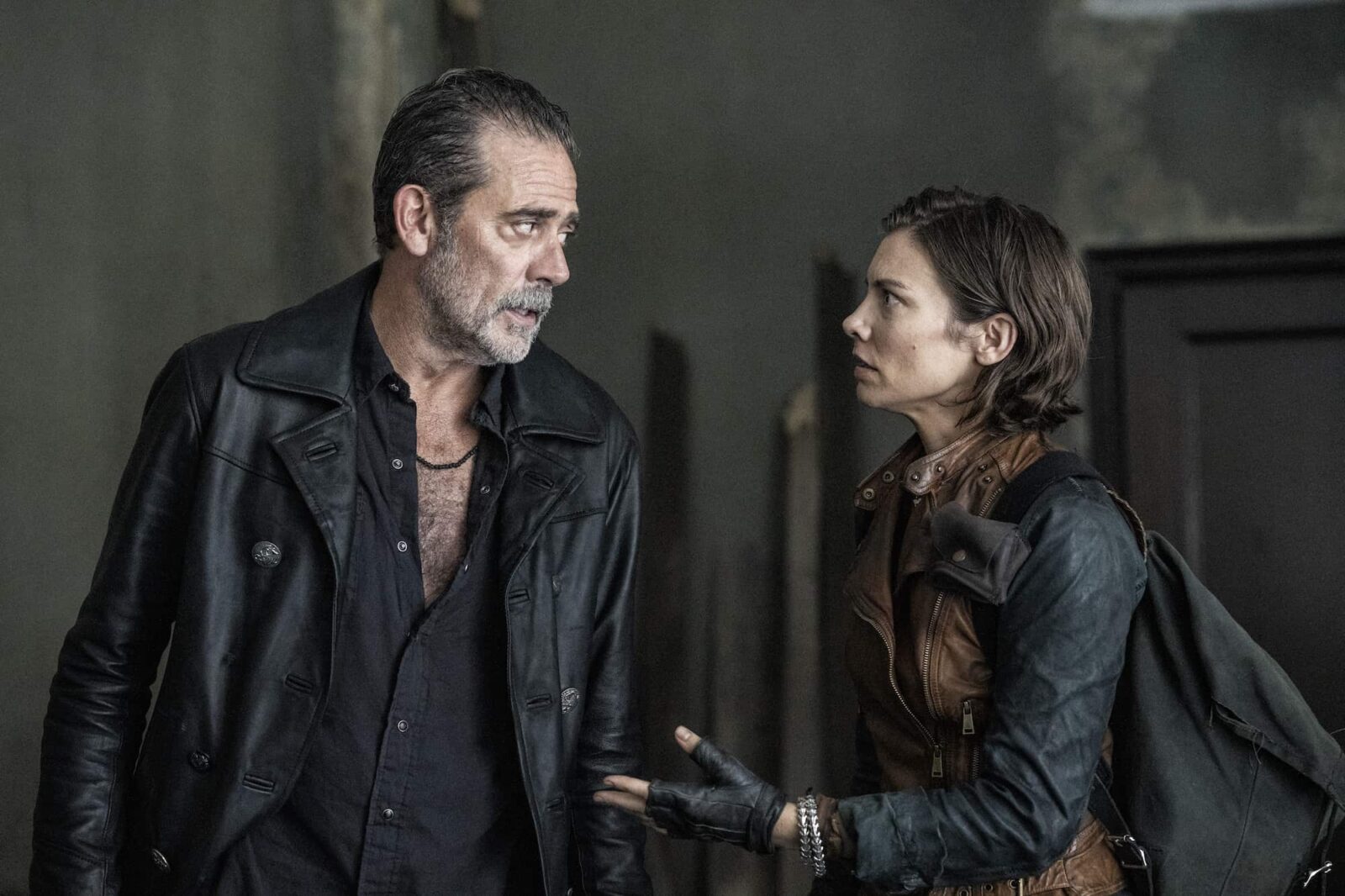 Jeffrey Dean Morgan como Negan y Lauren Cohan como Maggie Rhee en TWD Dead City 1x02