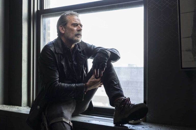 Jeffrey Dean Morgan como Negan en TWD Dead City S01E03