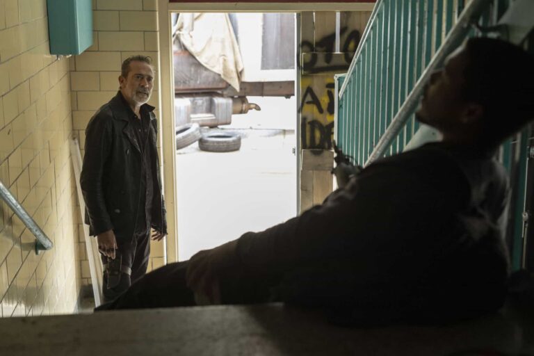 Jeffrey Dean Morgan como Negan en TWD Dead City S01E05