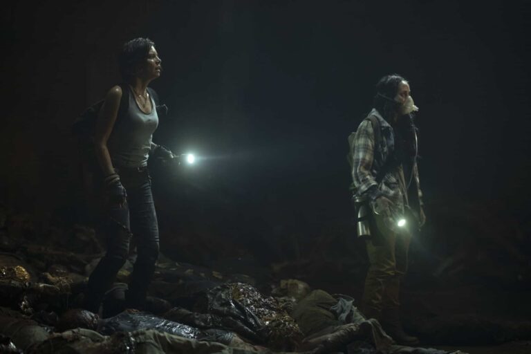 Maggie (Lauren Cohan) y Ginny (Mahina Napoleon) en TWD Dead City: Capítulo 5