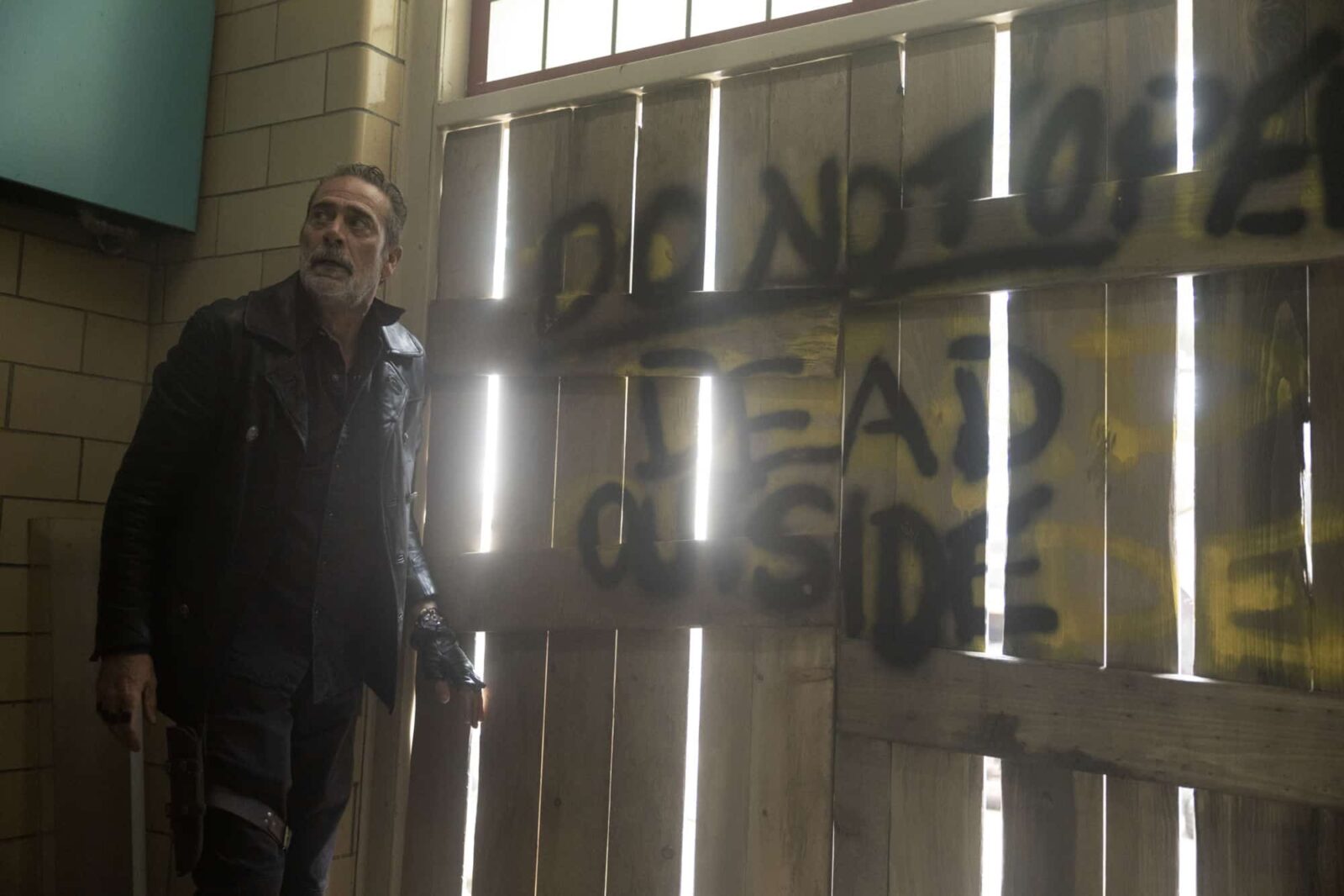 Jeffrey Dean Morgan como Negan en TWD Dead City S01E05