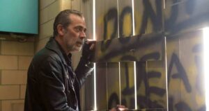 Jeffrey Dean Morgan como Negan en TWD Dead City 1x05