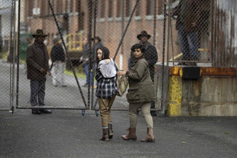 Pallavi Sastry como Nina y Mahina Anne Marie Napoleon como Ginny en TWD Dead City S01E06