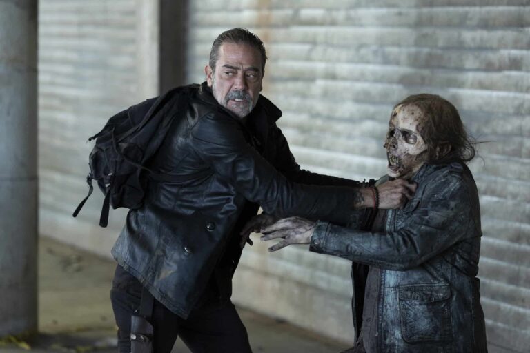 Jeffrey Dean Morgan como Negan en The Walking Dead. Dead City 1.06