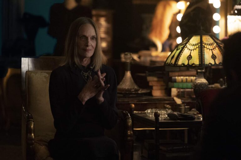 Lisa Emery como La Dama, en The Walking Dead. Dead City S01E06