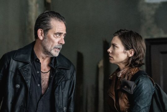 Jeffrey Dean Morgan como Negan y Lauren Cohan como Maggie Rhee en TWD Dead City