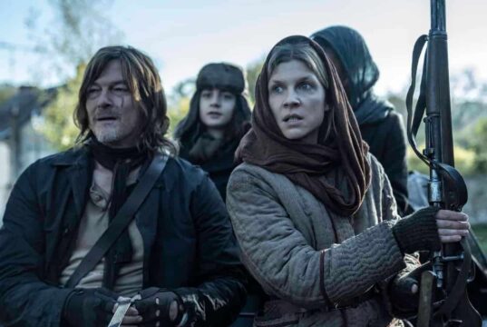 Daryl, Laurent, Isabelle y Sylvie en TWD: Daryl Dixon 1x02