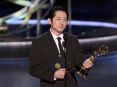 Steven Yeun con su Emmy a mejor actor por Beef