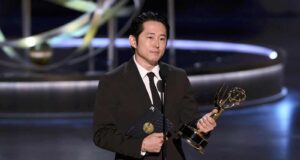 Steven Yeun con su Emmy a mejor actor por Beef
