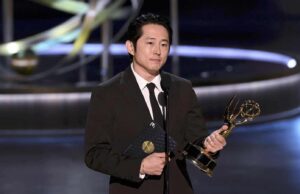 Steven Yeun con su Emmy a mejor actor por Beef