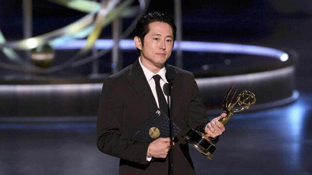 Steven Yeun con su Emmy a mejor actor por Beef
