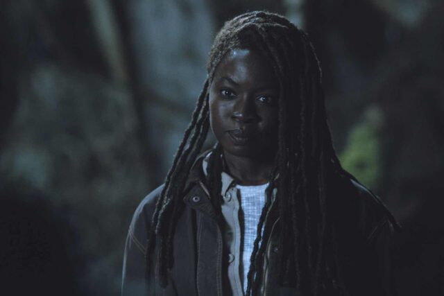 Danai Gurira (Michonne) pretendiendo ser Dana en TWD: The Ones Who Live 1x03