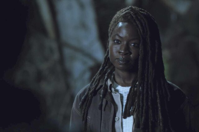 Danai Gurira (Michonne) pretendiendo ser Dana en TWD: The Ones Who Live 1x03