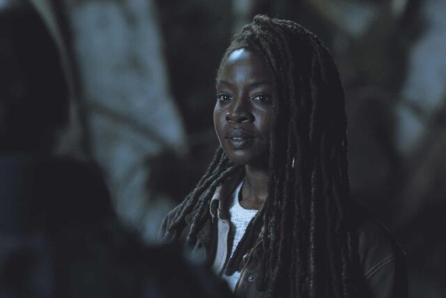 Danai Gurira (Michonne) pretendiendo ser Dana en TWD: The Ones Who Live 1x03