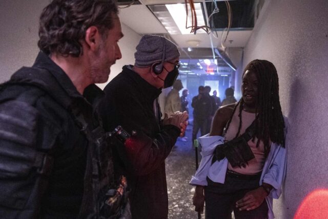 Andrew Lincoln (Rick Grimes) y Danai Gurira (Michonne) en medio de las grabaciones del capítulo 4 de TWD: The Ones Who Live