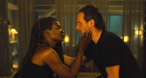 Danai Gurira como Michonne y Andrew Lincoln como Rick Grimes en TWD: the Ones Who Live 1x04