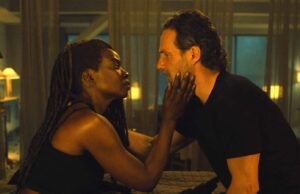 Danai Gurira como Michonne y Andrew Lincoln como Rick Grimes en TWD: the Ones Who Live 1x04